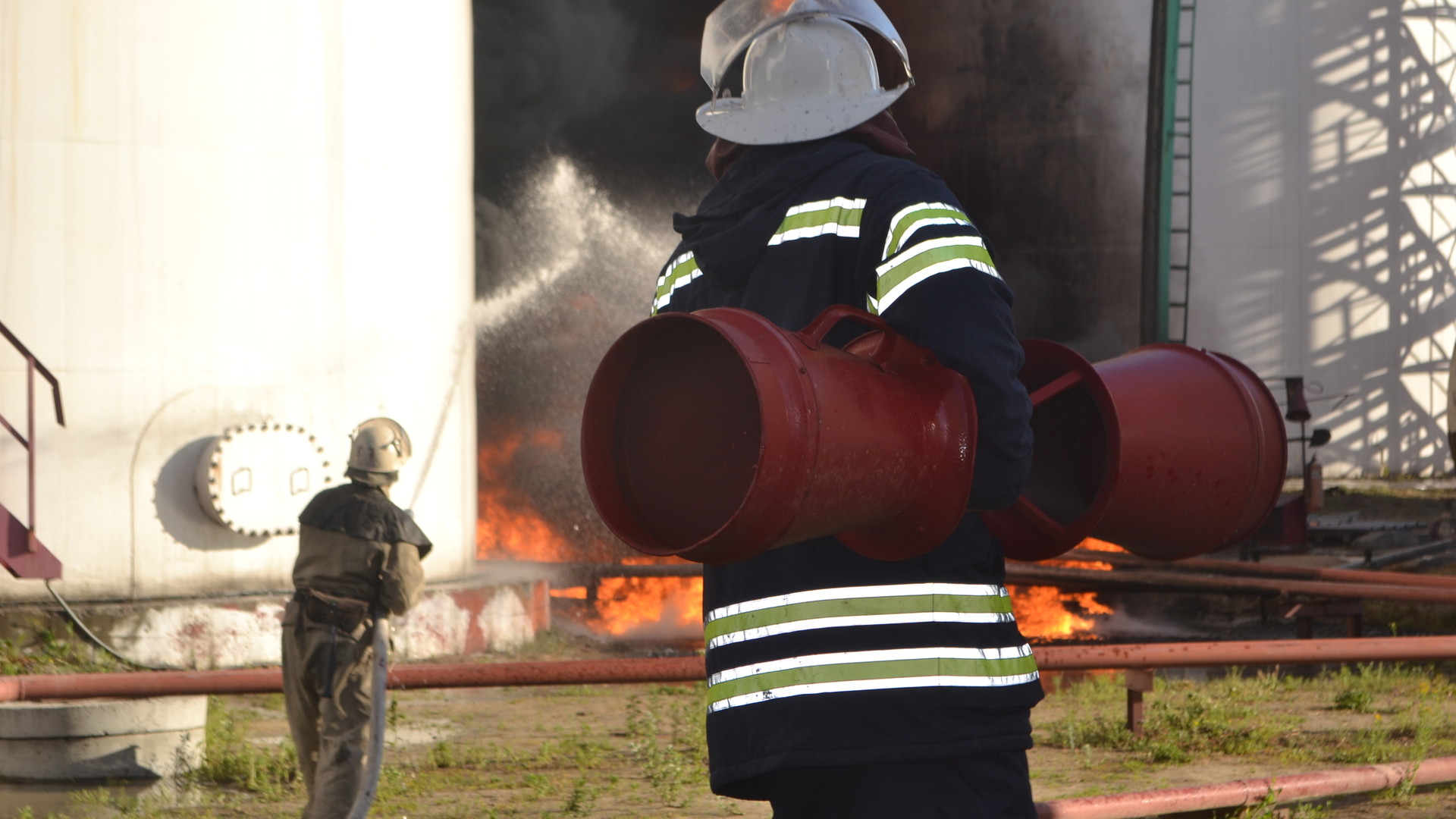 Пожежники намагаються локалізувати вогонь
