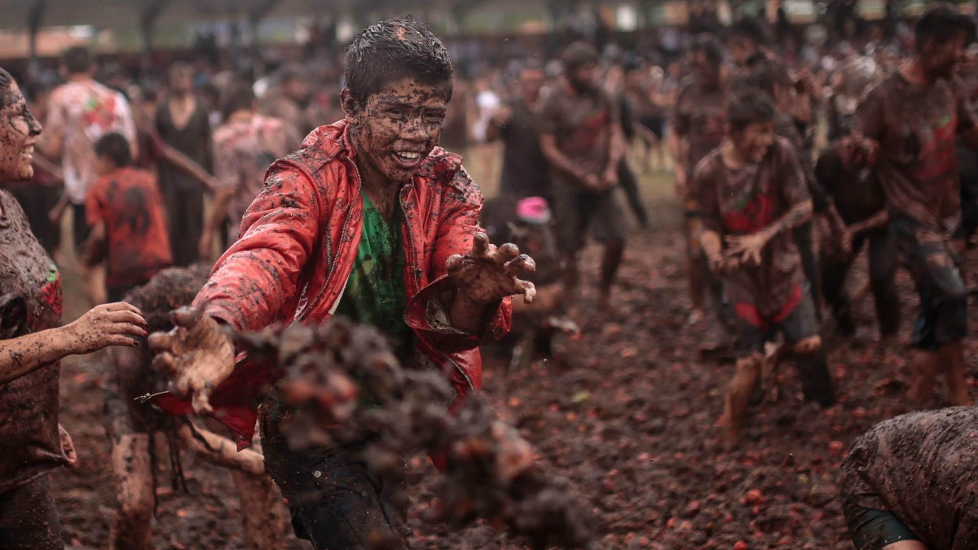 Під час битви учасники закидають один одного помідорами