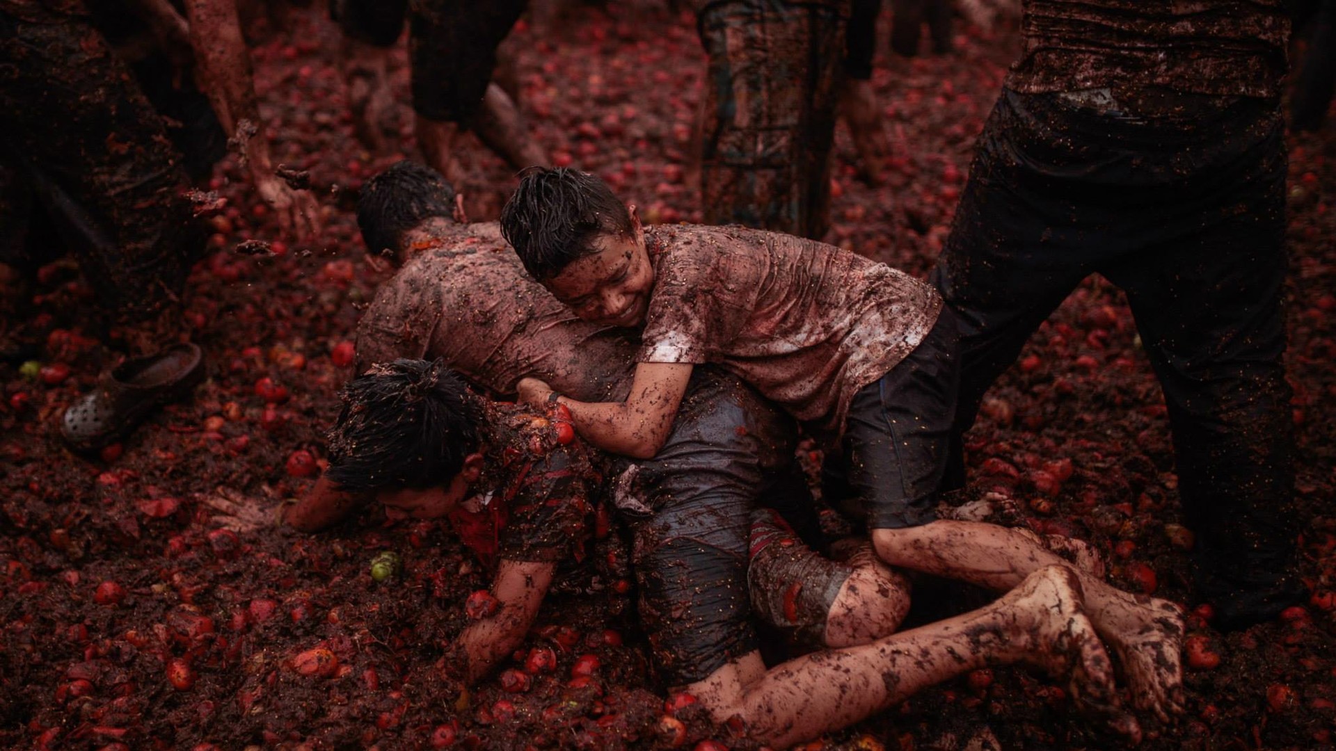 Під час битви учасники закидають один одного помідорами