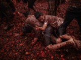 Во время битвы участники забрасывают друг друга помидорами