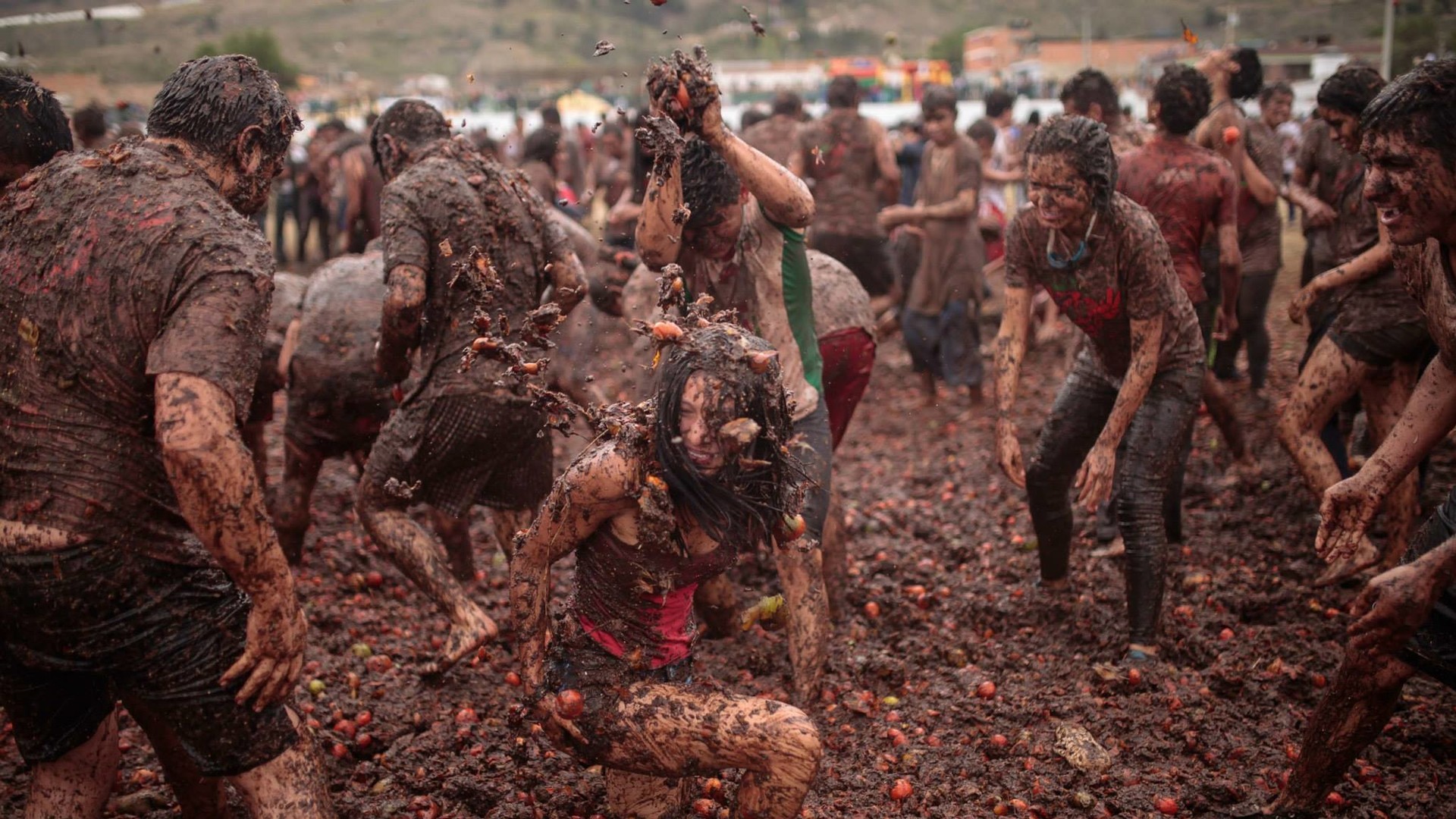 Під час битви учасники закидають один одного помідорами