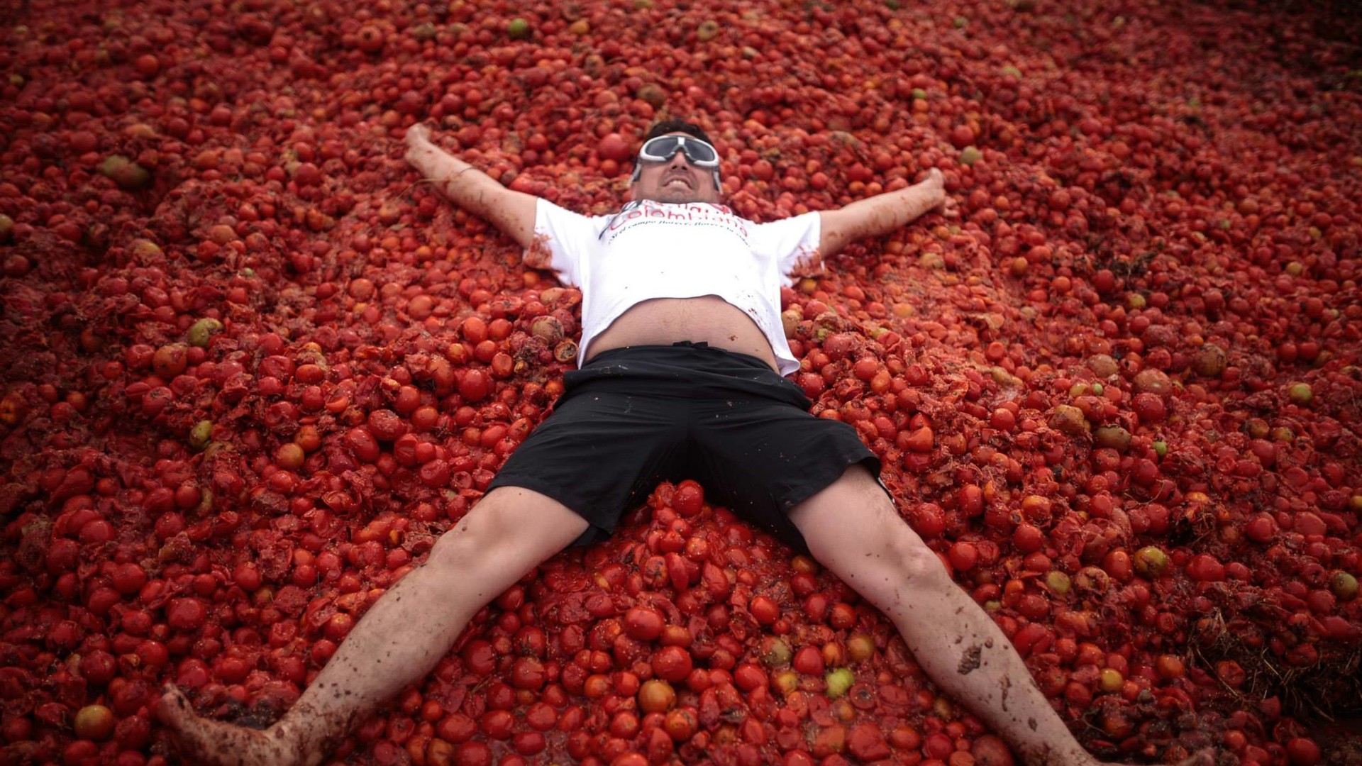 Під час битви учасники закидають один одного помідорами