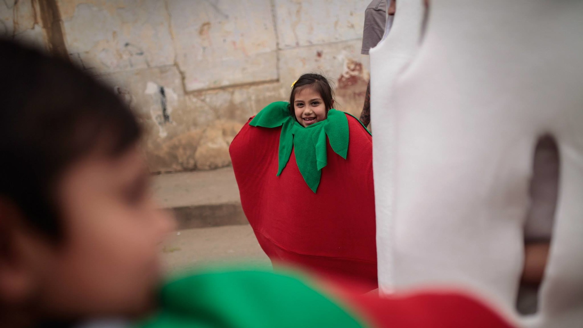Під час битви учасники закидають один одного помідорами