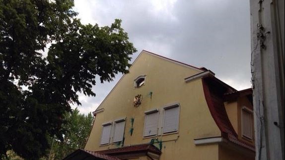 Будівля російського консульства у Харкові закидали зеленкою