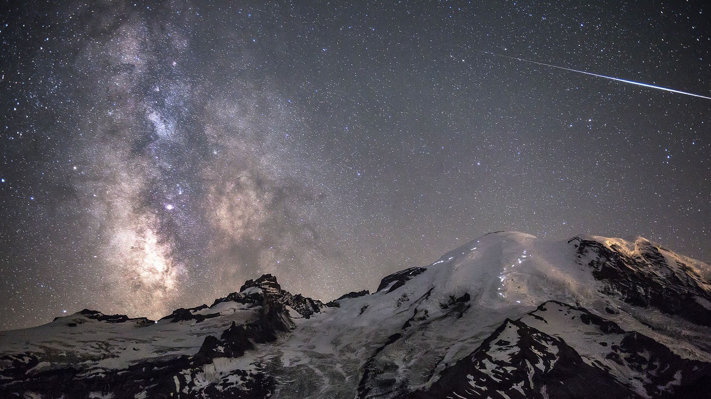 Фото Brad Goldpaint. 
"Сходження ангелів". Метеорит пролітає над горою в США