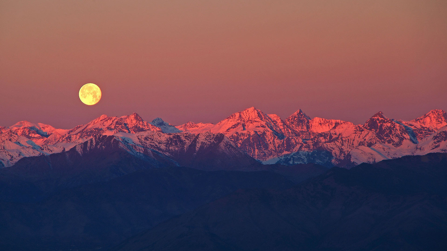 Фото Stefano De Rosa. 
Місяць над Альпами