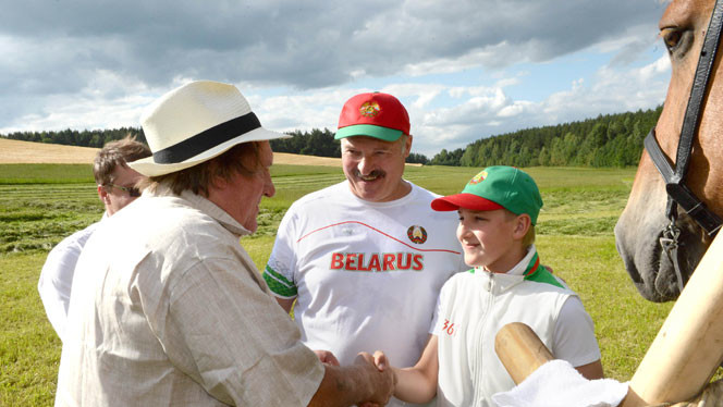 Александр Лукашенко и Депардье косят траву