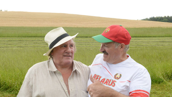 Александр Лукашенко и Депардье косят траву