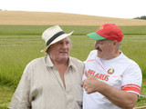 Александр Лукашенко и Депардье косят траву