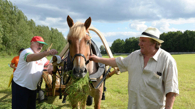 Александр Лукашенко и Депардье косят траву