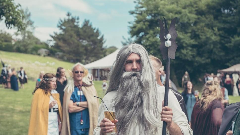 Нареченому 28 років, а нареченій 33 роки