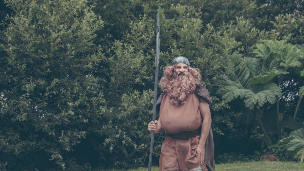 Нареченому 28 років, а нареченій 33 роки