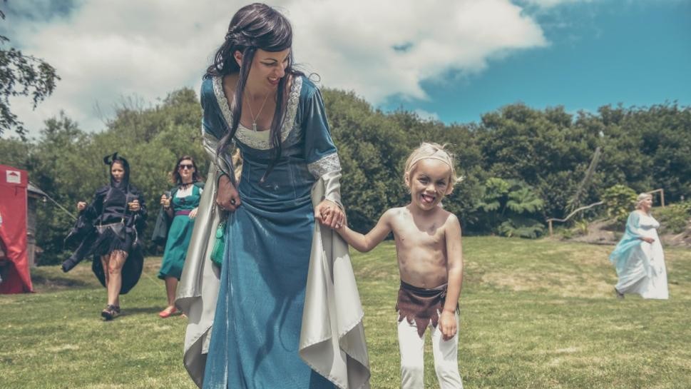 Нареченому 28 років, а нареченій 33 роки