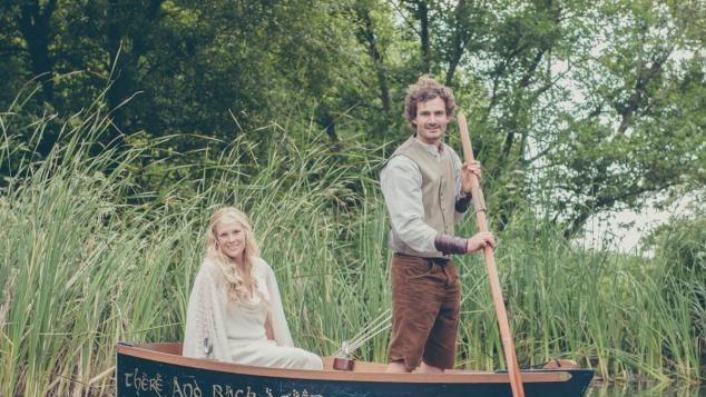 Нареченому 28 років, а нареченій 33 роки