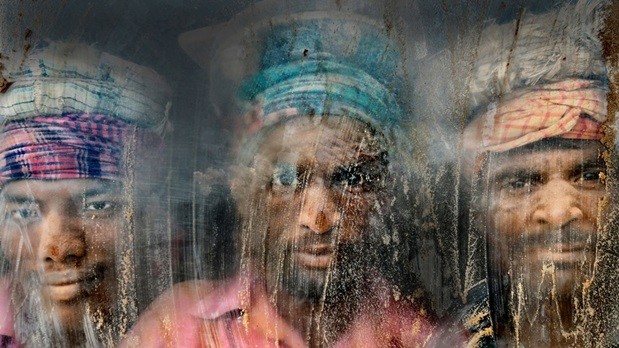 Второе место — у фотографии рабочих в карьере в Бангладеш (категория "Портреты из путешествий")