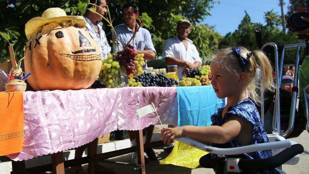 На фестивалі в Херсонській області гості наїлися солодких кавунів