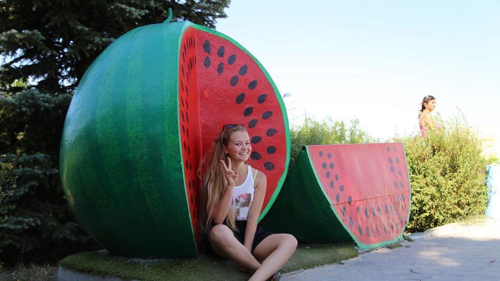 На фестивалі в Херсонській області гості наїлися солодких кавунів