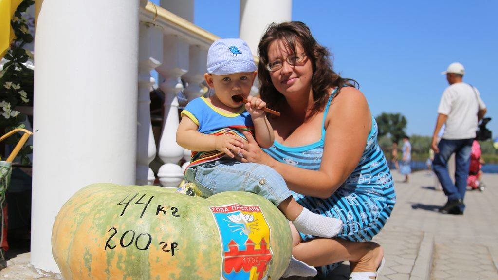 На фестивалі в Херсонській області гості наїлися солодких кавунів