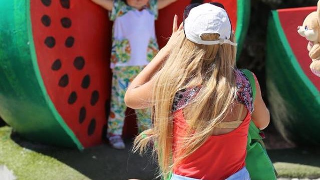 На фестивалі в Херсонській області гості наїлися солодких кавунів