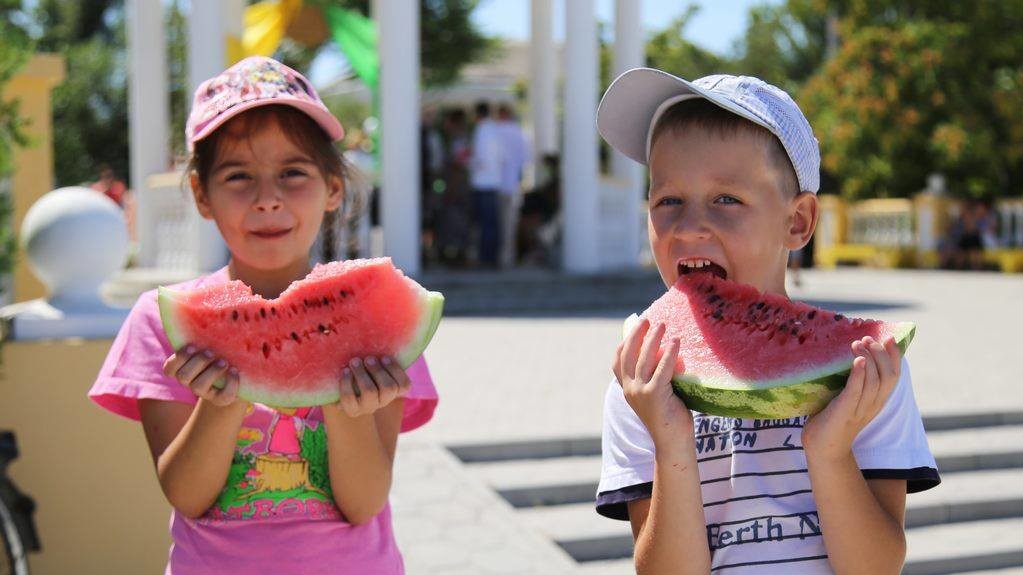 На фестивалі в Херсонській області гості наїлися солодких кавунів