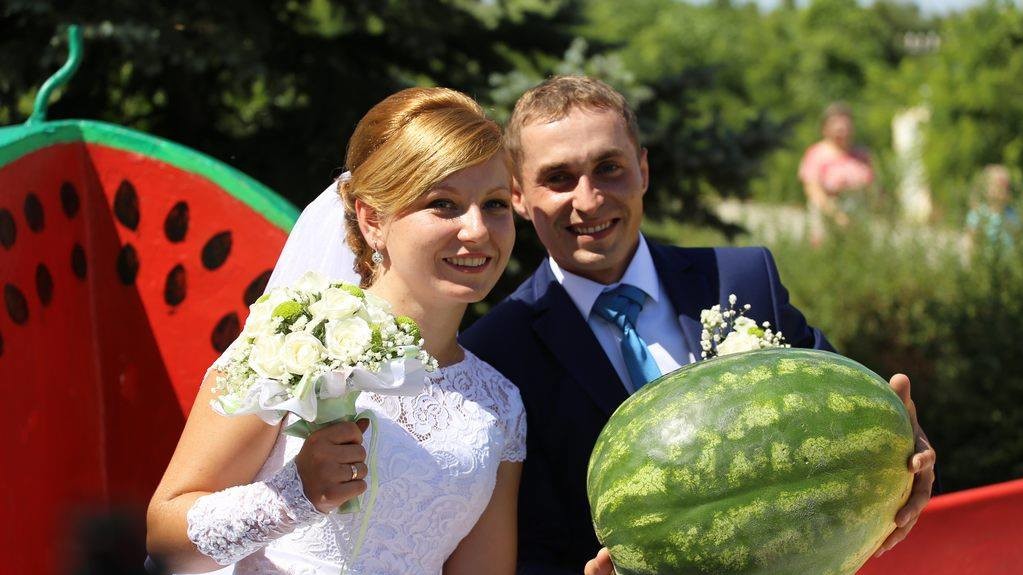 На фестивалі в Херсонській області гості наїлися солодких кавунів