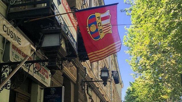 З будинків стирчать прапори "Барселони"