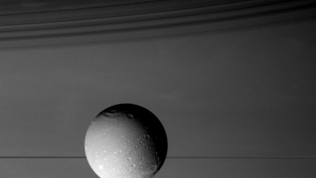 Cassini пролетів в 474 км від Діони