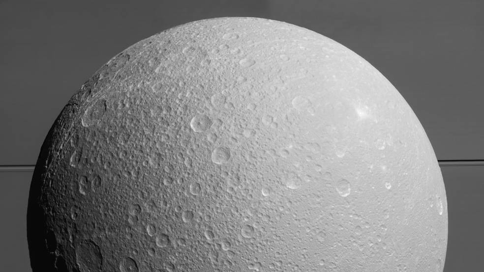 Cassini передал последние снимки Дионы