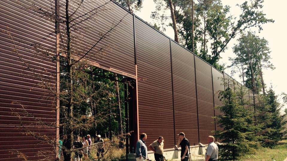 Біля "Межигір'я" Калетніка у Бучі розібрали частину 5-метрового паркану