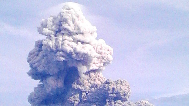 Виверження вулкана в Індонезії