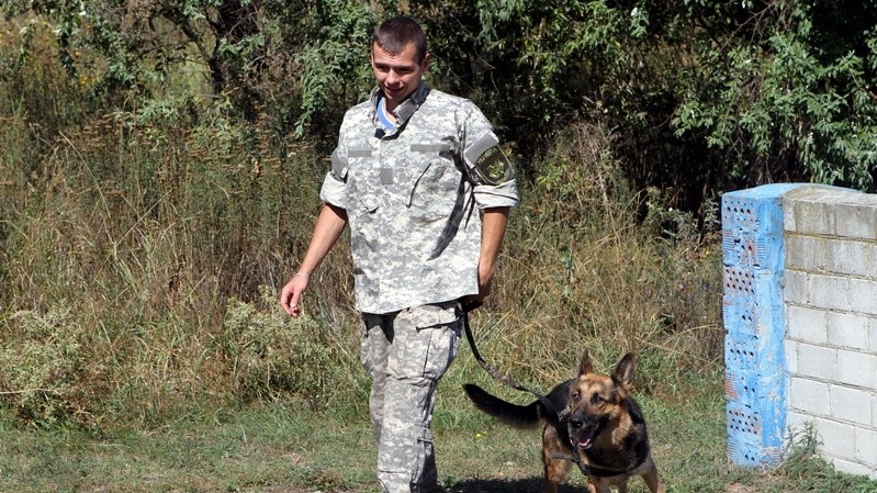 Кинолог Александр Гринько и Мирта