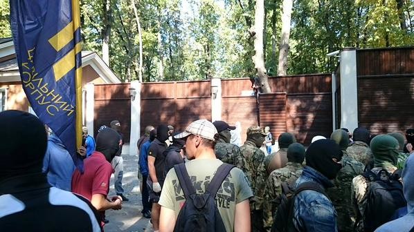 В Харькове пикетировали дом Добкина