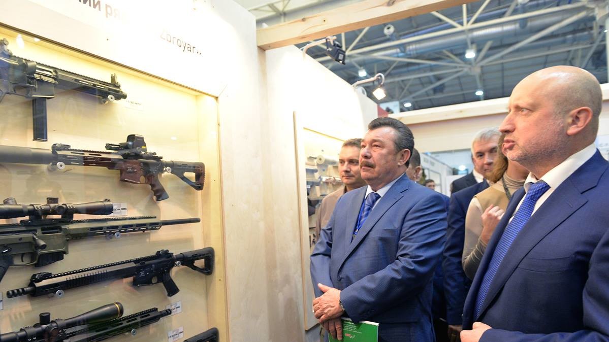 На выставке представлены образцы современного оружия