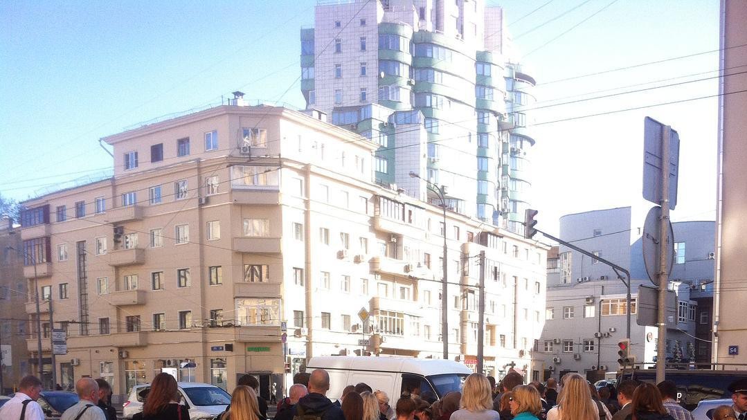 Зупинки громадського транспорту були переповнені