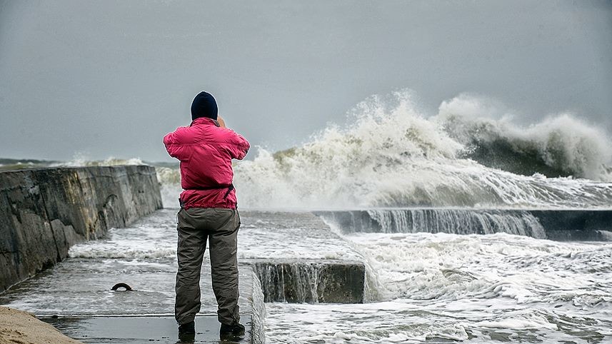 На морі здіймалися величезні хвилі.