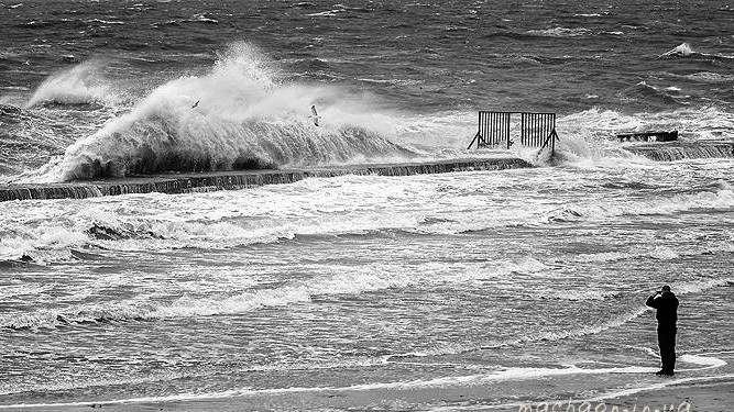 На морі здіймалися величезні хвилі.