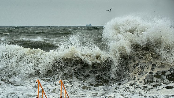 На морі здіймалися величезні хвилі.