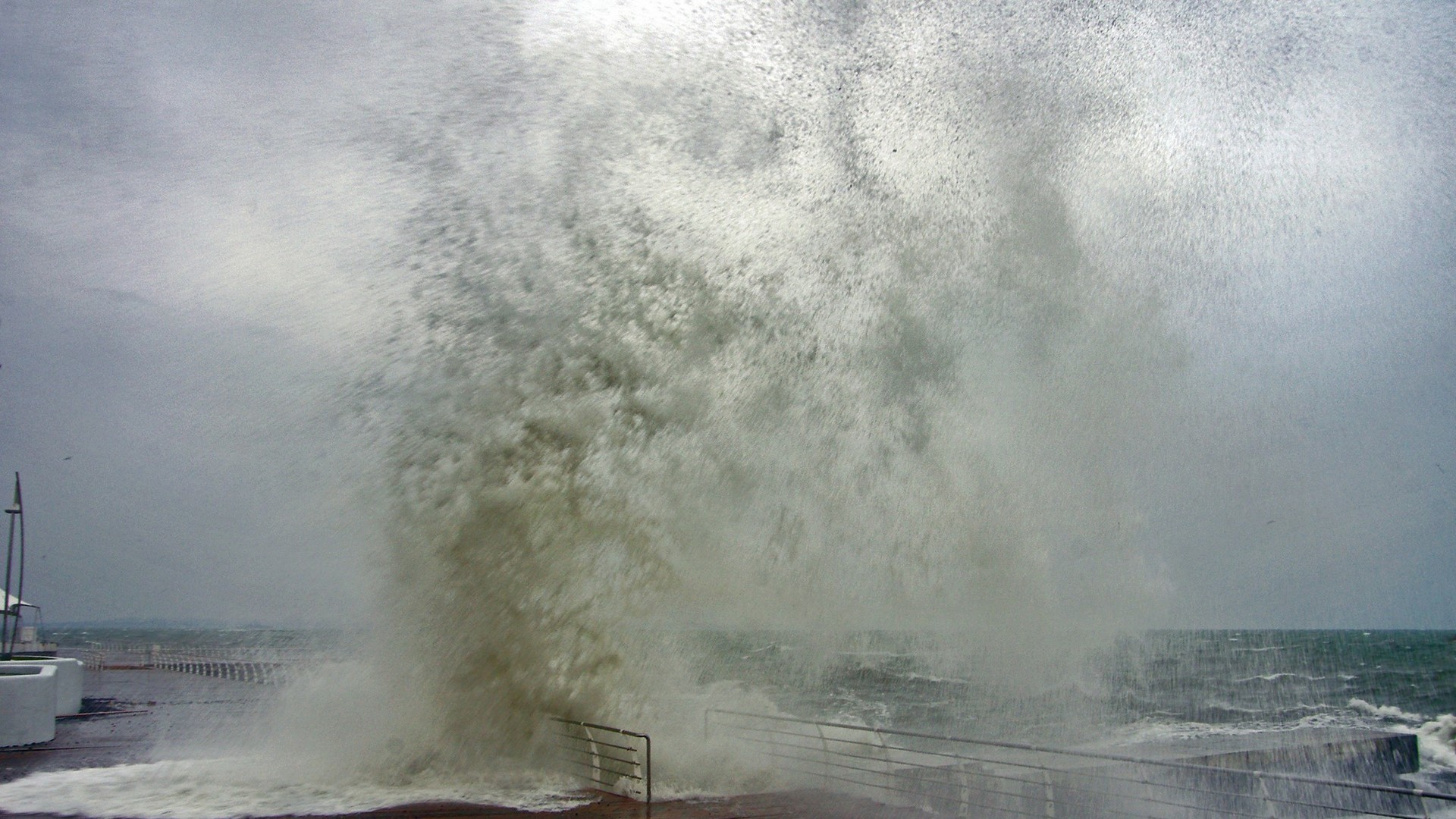 На морі здіймалися величезні хвилі.