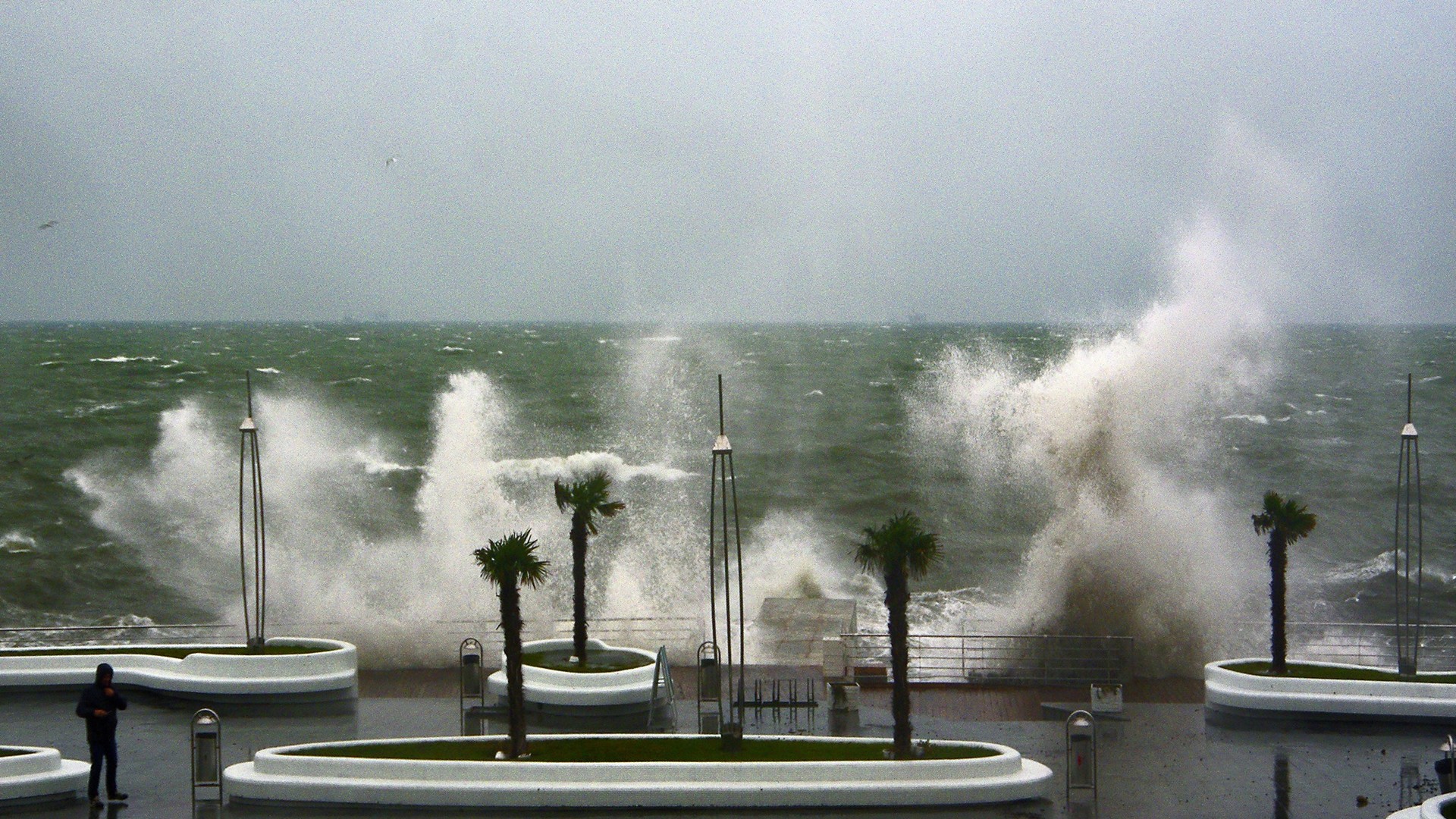 На морі здіймалися величезні хвилі.