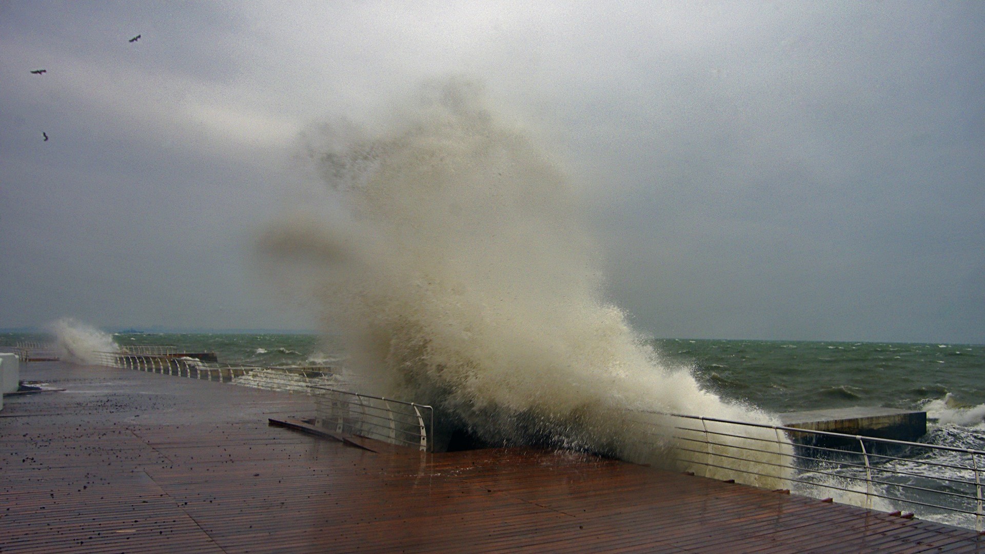 На морі здіймалися величезні хвилі.