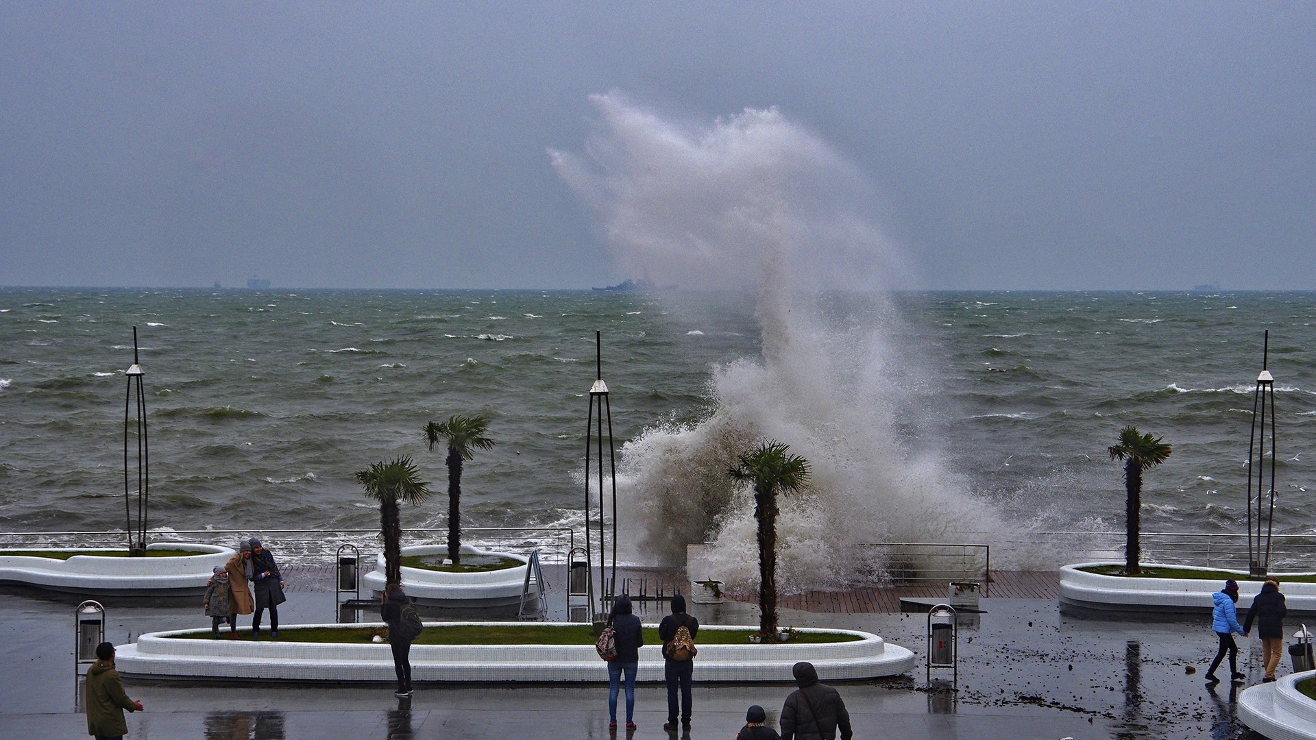 На морі здіймалися величезні хвилі.