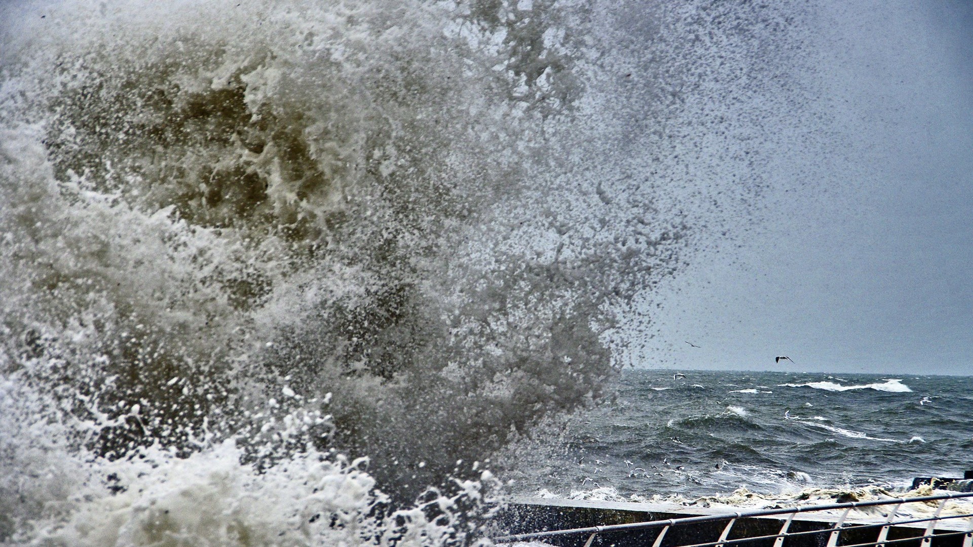 На морі здіймалися величезні хвилі.