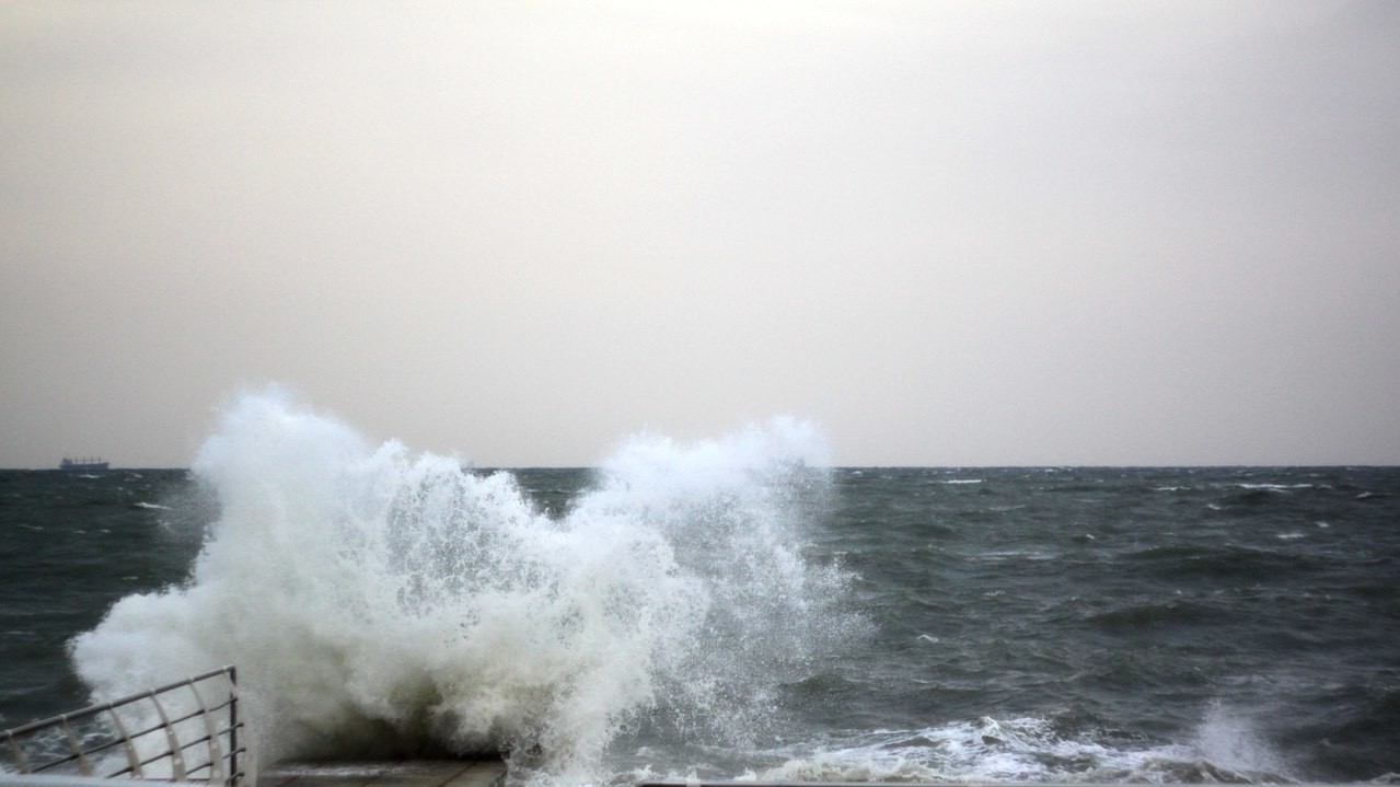 На морі здіймалися величезні хвилі.