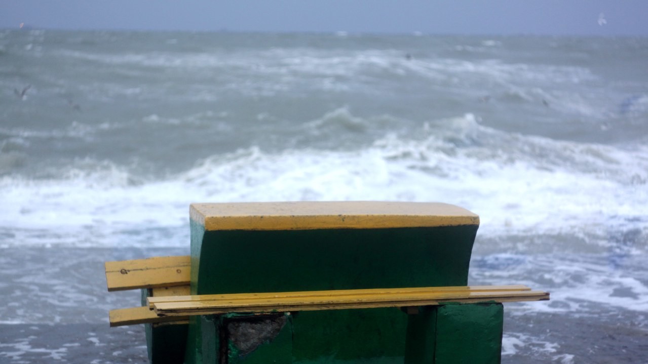 На морі здіймалися величезні хвилі.