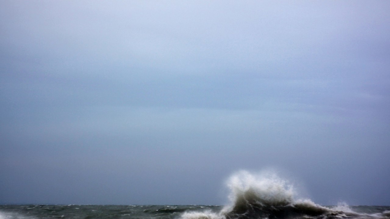 На морі здіймалися величезні хвилі.