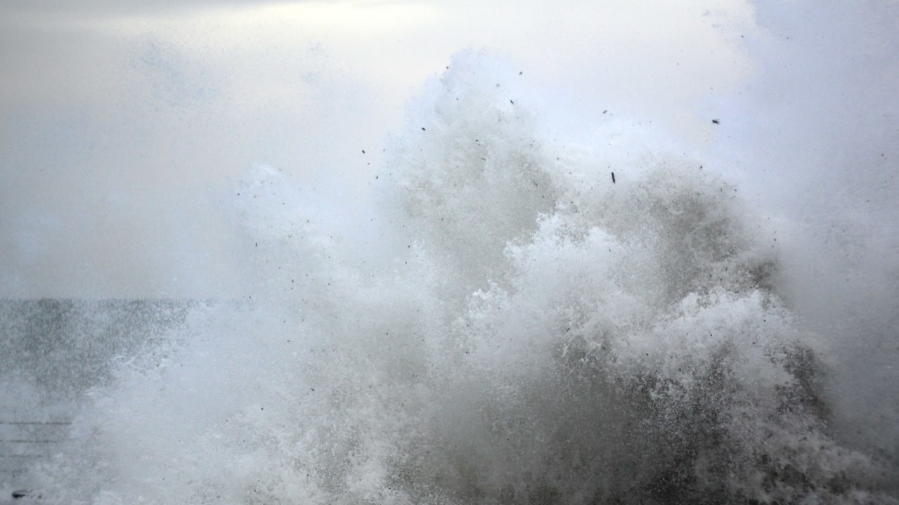 На морі здіймалися величезні хвилі.