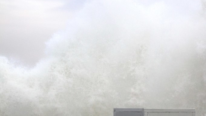 На морі здіймалися величезні хвилі.