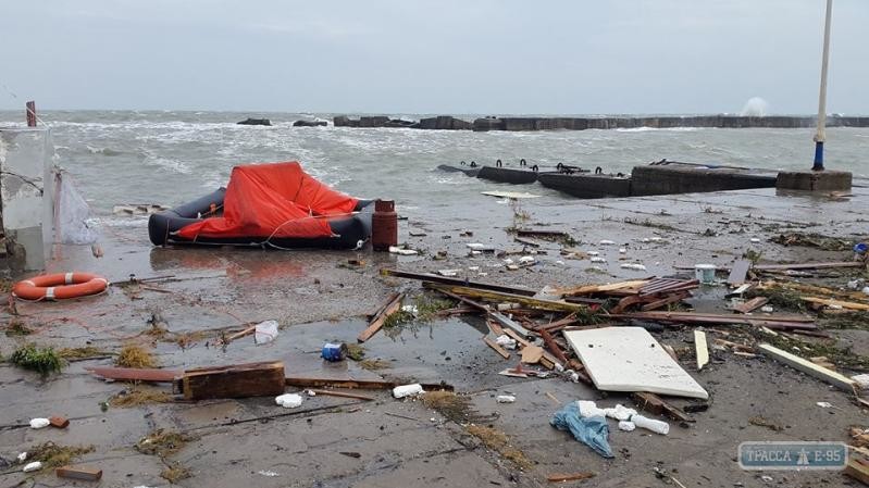 В Одесі біля Морвокзалу під час шторму затонув приватна яхта