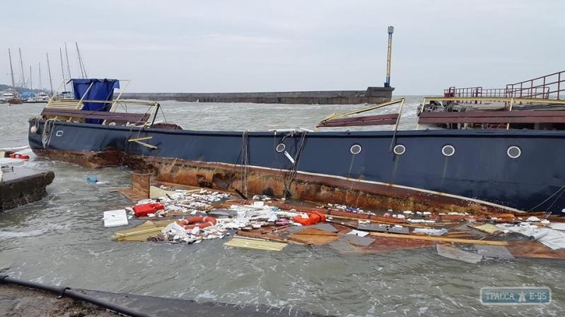 Розбита яхта