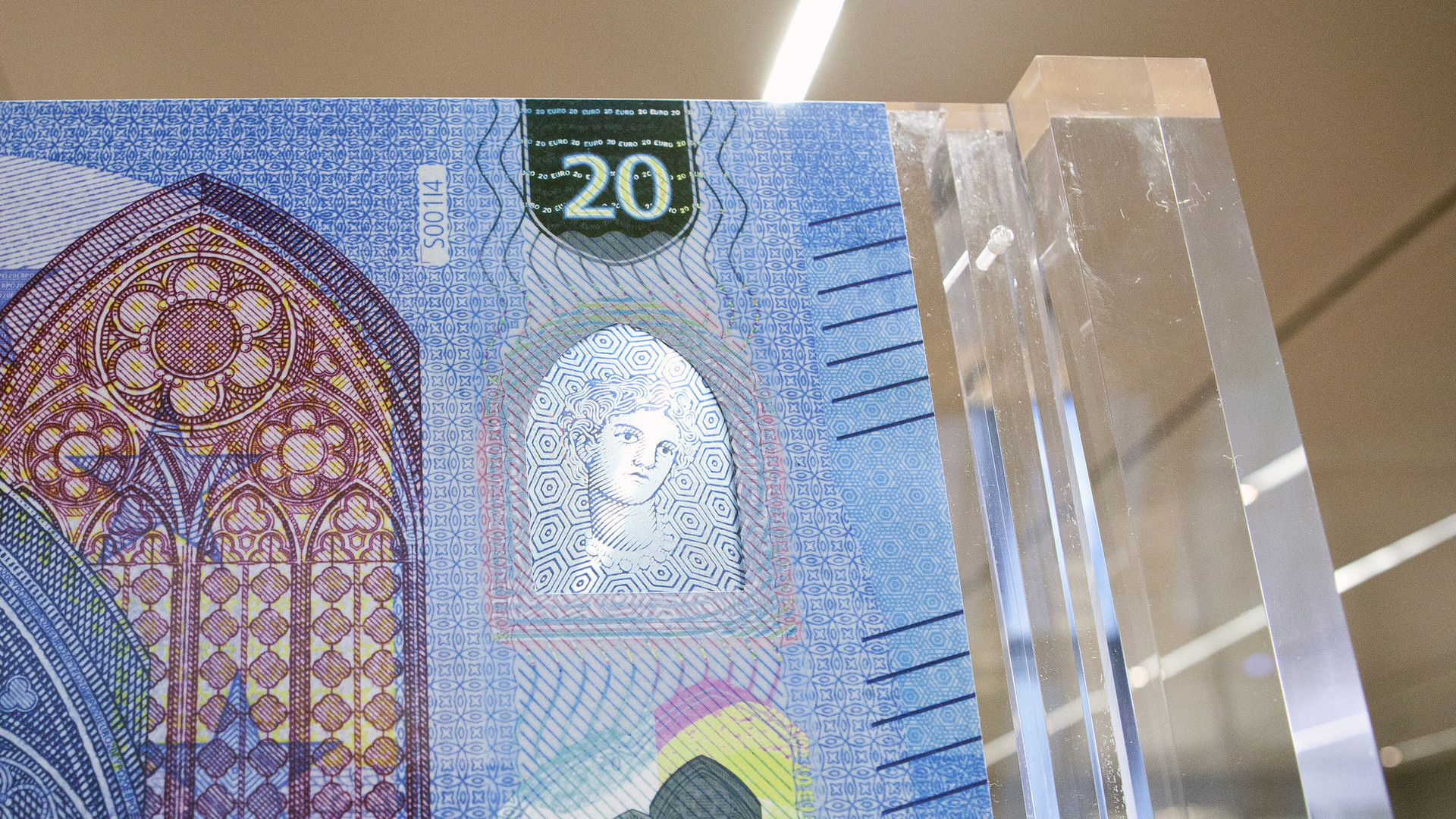 Єврозона завершує підготовку до введення нової банкноти в 20 євро